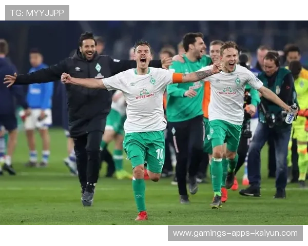 德甲榜首争夺白热化!三强互咬悬念拉满 德甲榜首争夺白热化!三强互咬悬念拉满