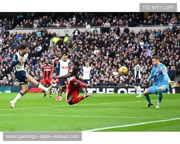 热刺突破后顺势传中赢得喝彩 热刺突破后顺势传中赢得喝彩