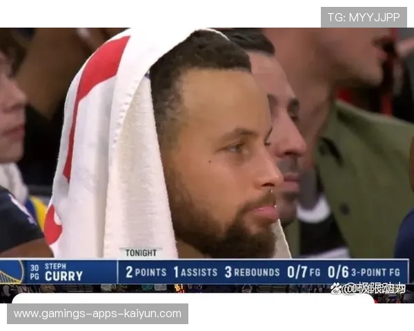 库里绕掩护接球,金州勇士替补席先站起来 库里绕掩护接球,金州勇士替补席先站起来